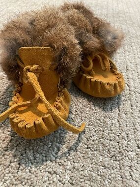 Faux-Fur Trim Suede Baby Moccasins in Camel